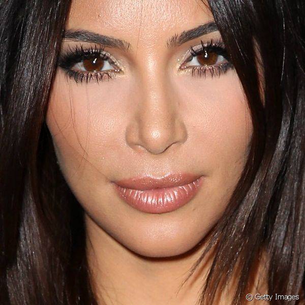 Em evento do portal Violet Grey, Kim Kardashian iluminou o canto interno dos olhos com um toque de dourado, e garantiu o destaque da regi?o com c?lios super alongados